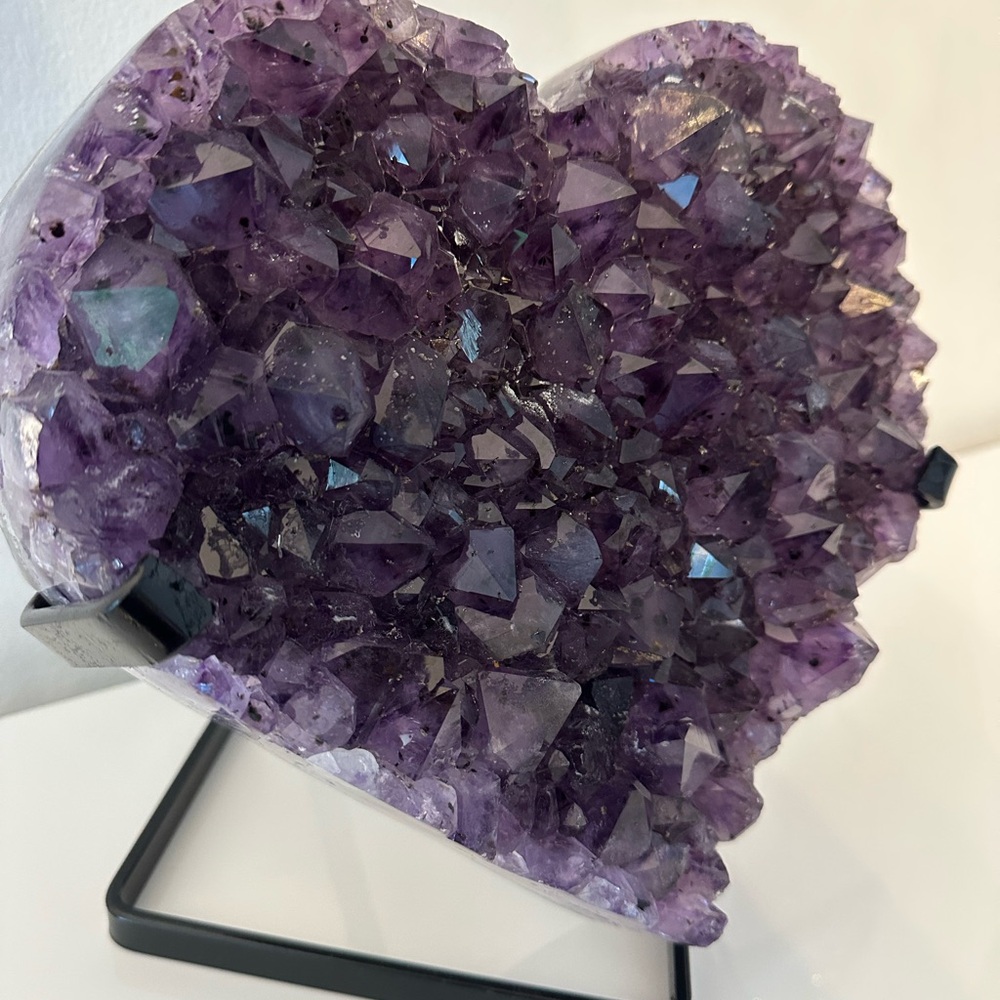 BNWT Heart-Shaped Amethyst Crystal Geode with custom stand 10.5 x 9.5 - Picture 3 of 4